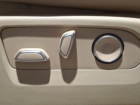 Certified 2023 Cadillac Escalade ESV Premium Luxury image 15