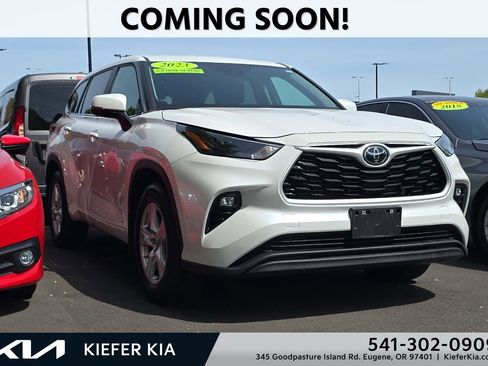 Used 2023 Toyota Highlander LE AWD/4WD image 1