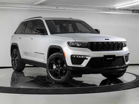 Used 2024 Jeep Grand Cherokee Limited w/ Black Appearance Package image 9