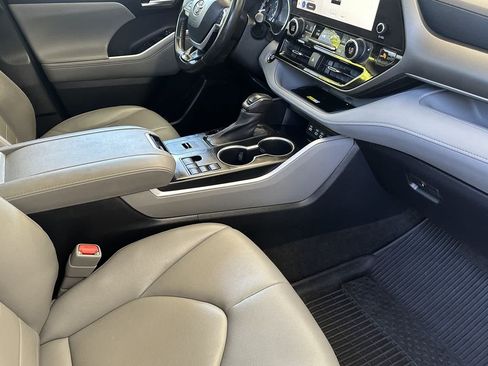 Used 2023 Toyota Highlander XLE FWD image 18