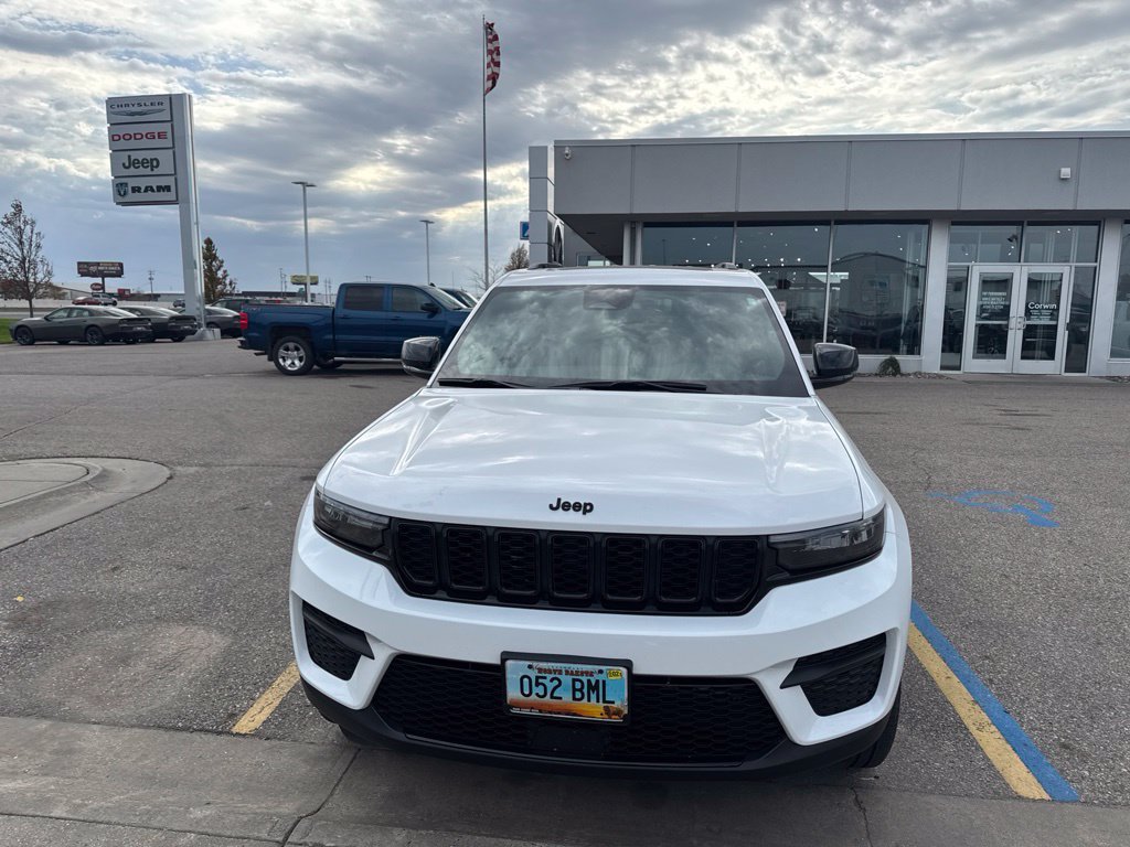 Used 2024 Jeep Grand Cherokee Altitude AWD/4WD image 11