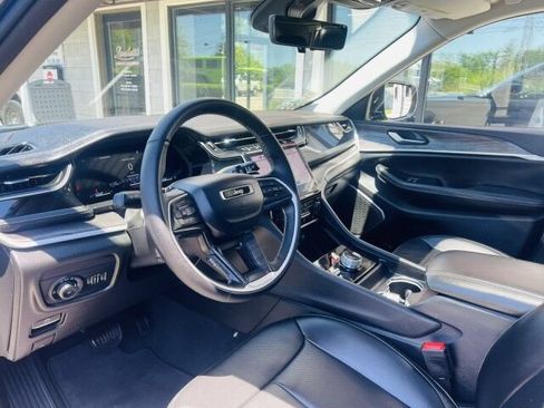 Used 2023 Jeep Grand Cherokee Limited w/ Luxury Tech Group II AWD/4WD image 8