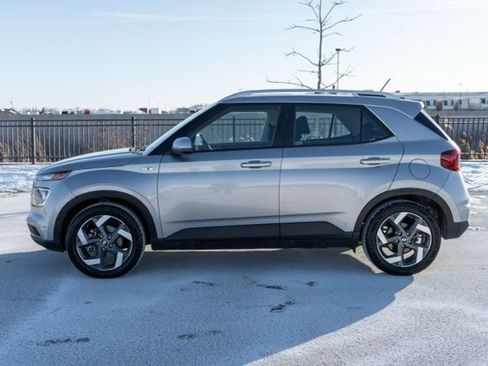 Used 2023 Hyundai Venue SEL image 3