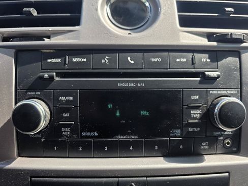 Used 2010 Chrysler Sebring Touring FWD image 19