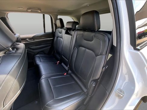 Used 2023 Jeep Grand Cherokee Limited AWD/4WD image 20