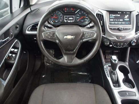 Used 2017 Chevrolet Cruze LT w/ Convenience Package image 5