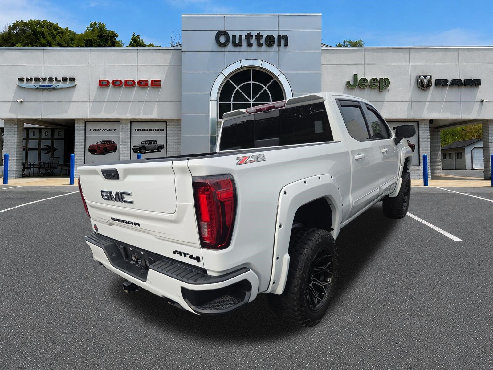 Used 2023 GMC Sierra 1500 AT4 w/ AT4 Premium Package AWD/4WD image 4