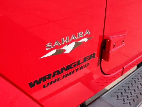 Used 2016 Jeep Wrangler Unlimited Sahara w/ Connectivity Group image 15