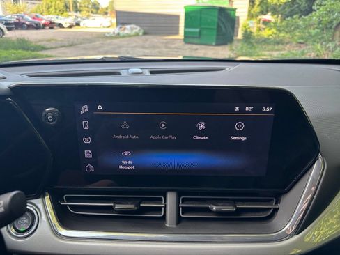 Used 2025 Chevrolet Trax LT w/ LT Convenience Package FWD image 16