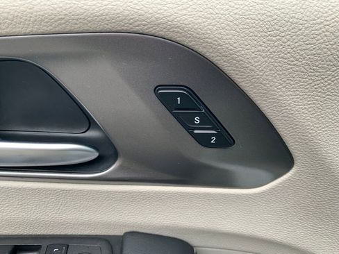 Used 2024 Chrysler Pacifica Touring-L image 11