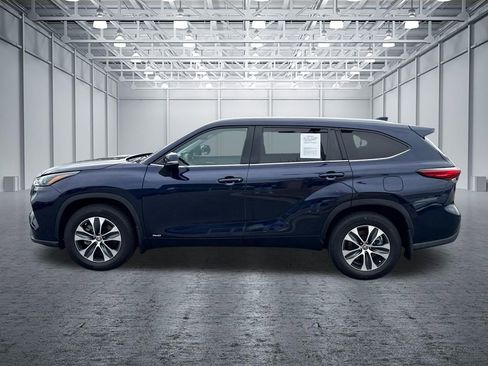Used 2022 Toyota Highlander XLE AWD/4WD image 4