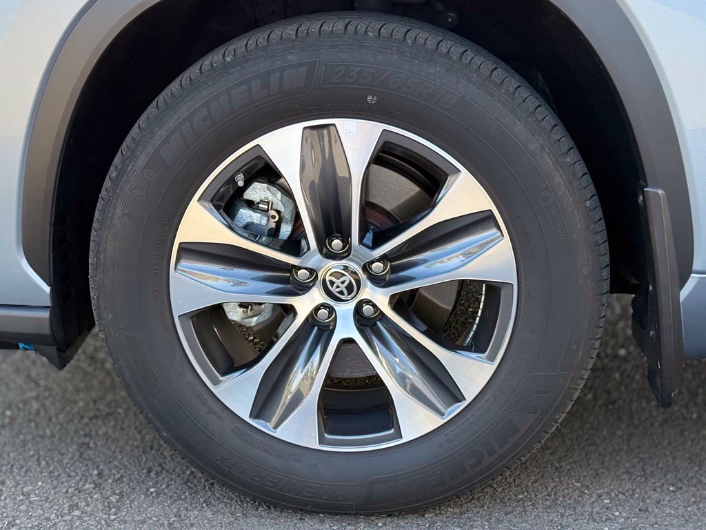 Used 2024 Toyota Highlander XLE AWD/4WD image 9