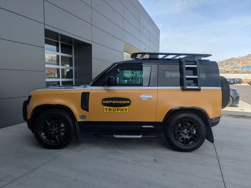 Certified 2023 Land Rover Defender 90 X-Dynamic SE image 11