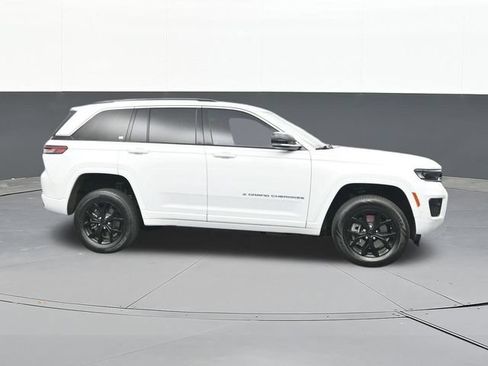 Used 2023 Jeep Grand Cherokee Overland w/ Luxury Tech Group IV AWD/4WD image 17