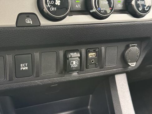 Used 2018 Toyota Tacoma SR5 RWD image 22