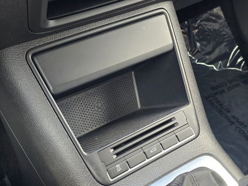 Used 2011 Volkswagen Tiguan S image 32