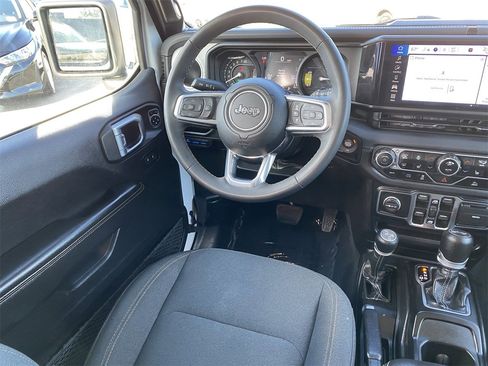 Used 2024 Jeep Wrangler Unlimited Sahara image 15
