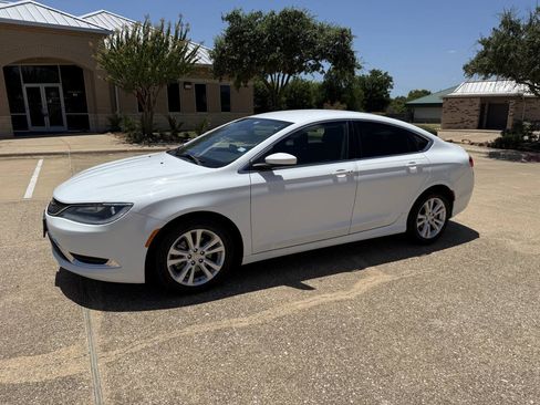 Used 2015 Chrysler 200 Limited w/ Convenience Group FWD image 4
