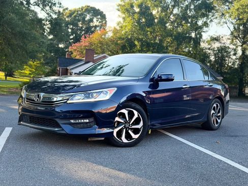 Used 2017 Honda Accord EX-L image 2