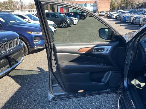 Used 2019 Nissan Pathfinder Platinum w/ Cargo Package image 11