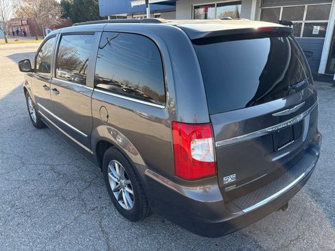 Used 2016 Chrysler Town & Country Touring image 8