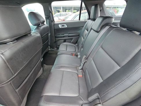 Used 2014 Ford Explorer XLT w/ Equipment Group 202A AWD/4WD image 18