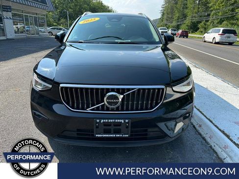 Used 2025 Volvo XC40 B5 Plus image 3