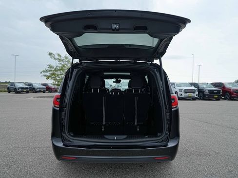 Used 2025 Chrysler Pacifica Limited FWD image 14