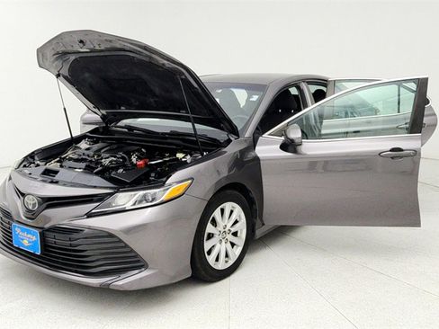 Used 2018 Toyota Camry LE image 10