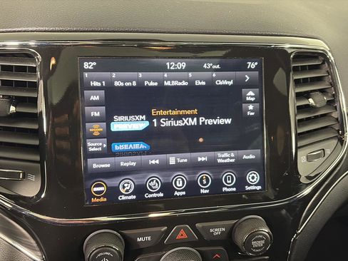 Used 2022 Jeep Grand Cherokee Limited image 29