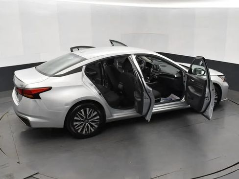 Used 2024 Nissan Altima 2.5 SV FWD image 6