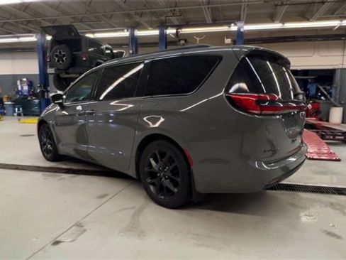 Used 2023 Chrysler Pacifica Touring-L w/ S Appearance Package image 6
