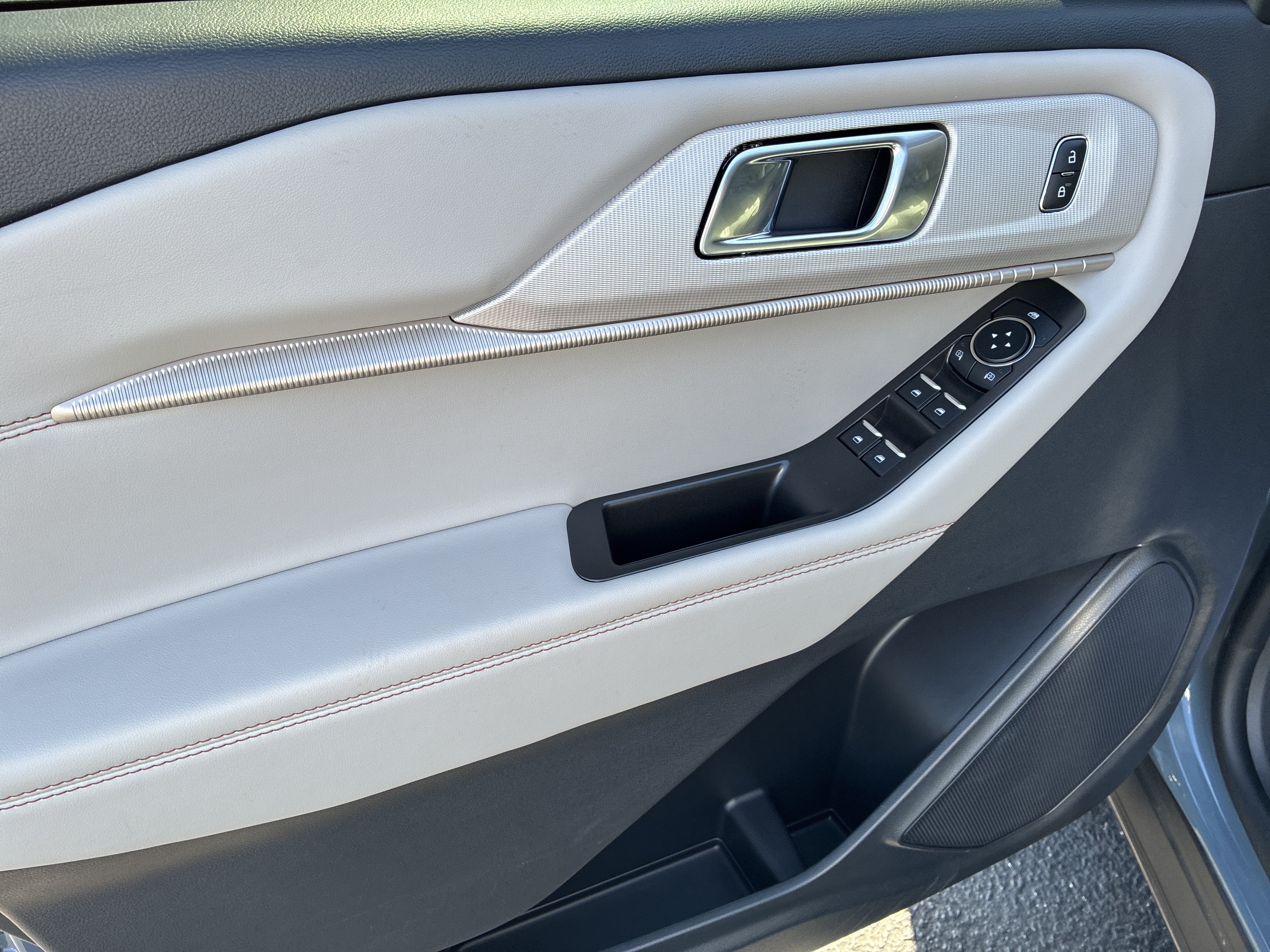 Used 2025 Ford Explorer Active w/ Active Comfort Package RWD image 16