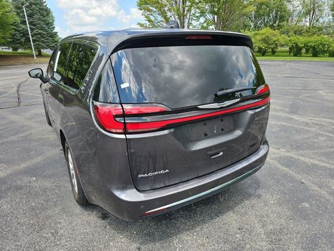 Used 2023 Chrysler Pacifica Touring-L FWD image 3