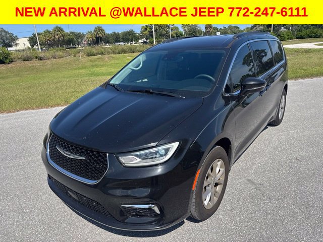Certified 2022 Chrysler Pacifica Touring-L w/ Uconnect Theater Family Group AWD/4WD image 3