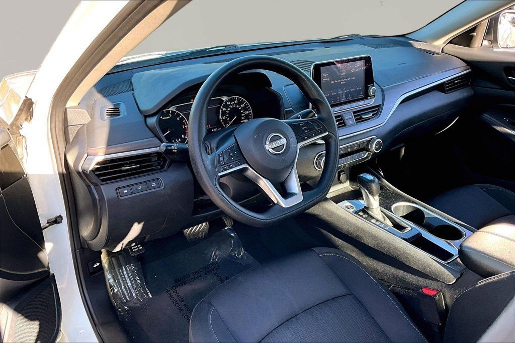 Used 2024 Nissan Altima 2.5 SV FWD image 14