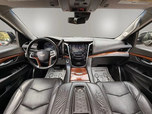 Used 2017 Cadillac Escalade ESV Premium Luxury RWD image 27