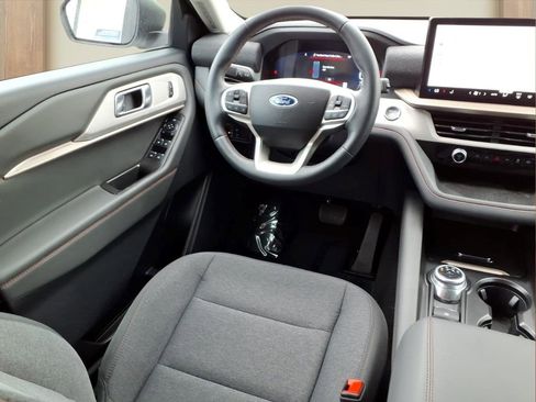 Used 2025 Ford Explorer Active AWD/4WD image 22