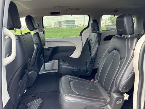 Used 2022 Chrysler Pacifica Touring-L image 14
