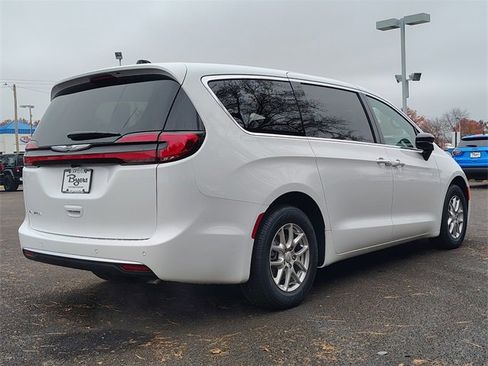 New 2026 Chrysler Pacifica Select image 7