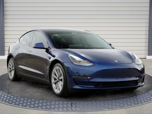 Used 2022 Tesla Model 3 Standard Range RWD image 1