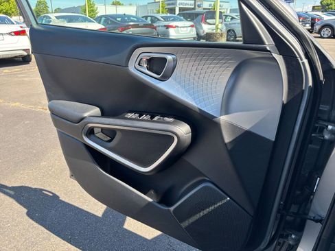 Used 2025 Kia Soul LX w/ LX Technology Package FWD image 18