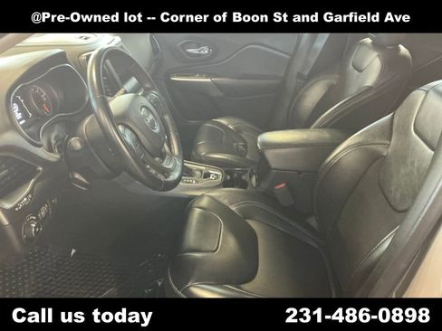Used 2020 Jeep Cherokee Latitude Plus w/ Comfort/Convenience Group AWD/4WD image 14