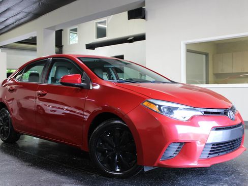 Used 2015 Toyota Corolla LE FWD image 1