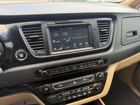 Used 2018 Kia Sedona SX image 16