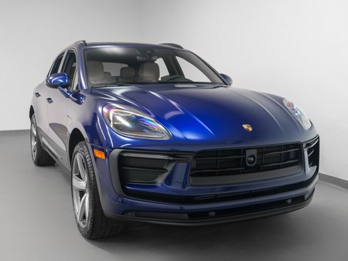 Certified 2025 Porsche Macan image 6