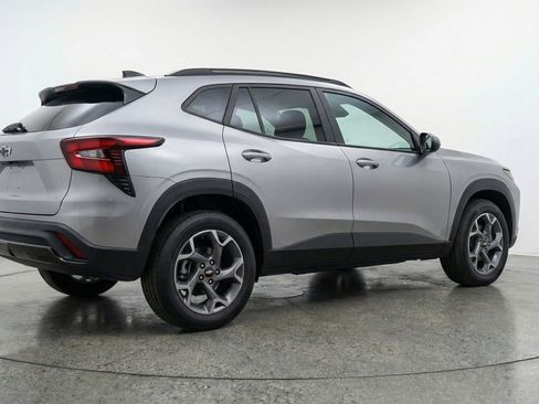 Used 2025 Chevrolet Trax LT w/ LT Convenience Package FWD image 9