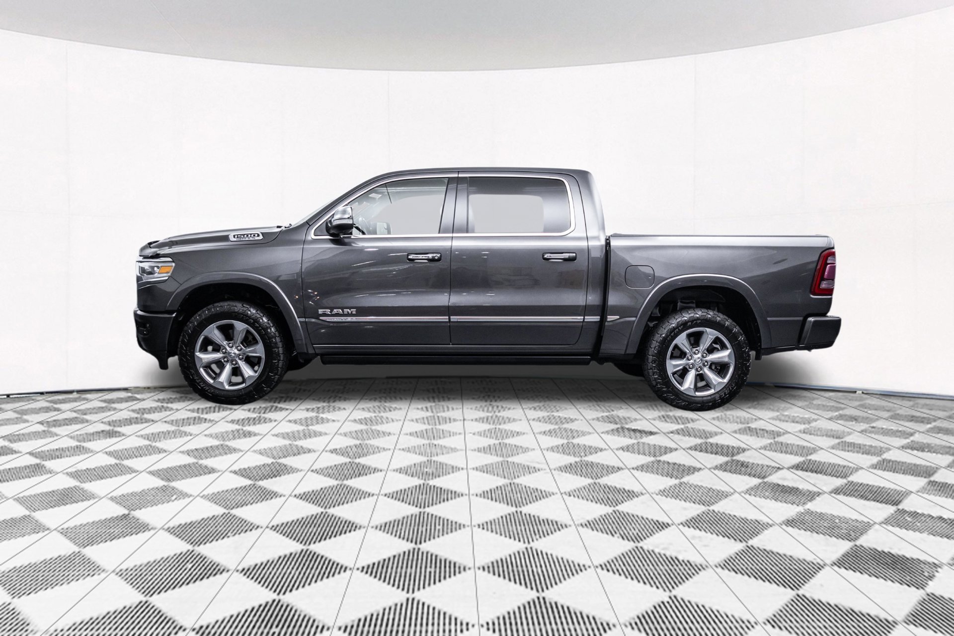 Used 2022 RAM 1500 Limited w/ Body Color Bumper Group AWD/4WD image 7