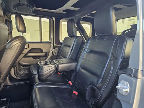 Used 2018 Jeep Wrangler Unlimited Sahara AWD/4WD image 14