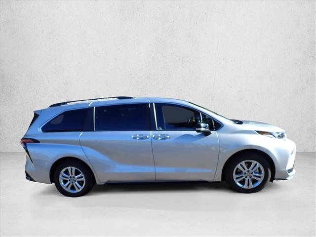 Used 2023 Toyota Sienna XSE AWD/4WD image 5